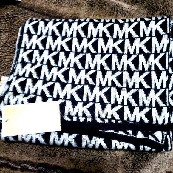 NWT- AUTHENTIC MICHAEL KORS SCARVE - Picture 2 of 2